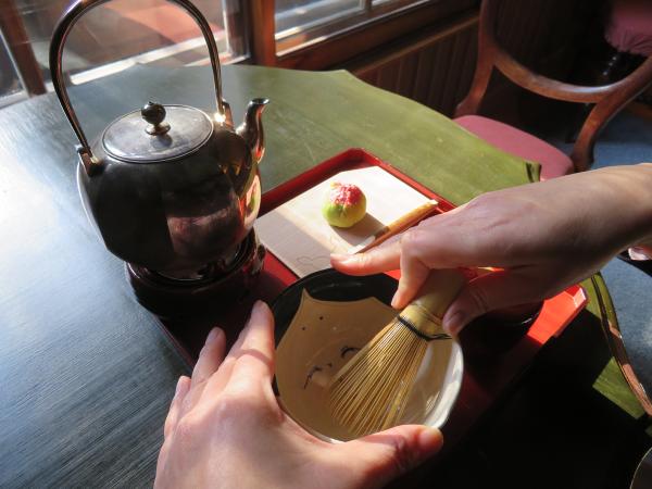 お抹茶点て体験の様子